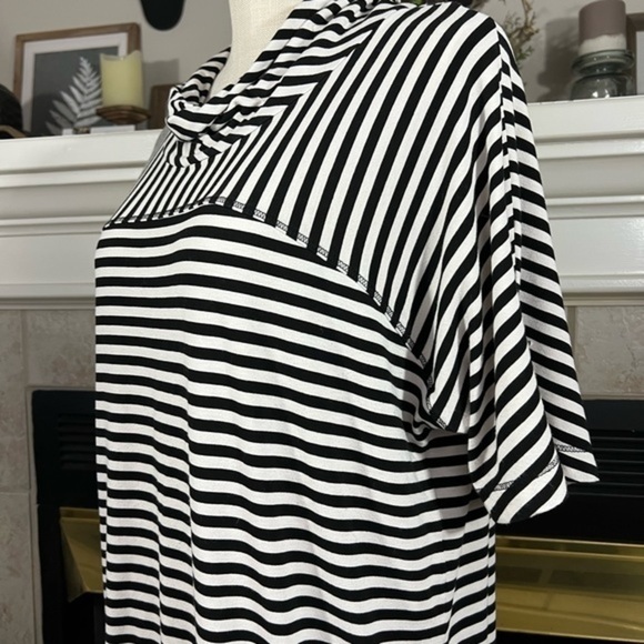 ST.JOHN Luxury Viscose Black And White Striped Tunic Top With Cowl Neck - Picture 8 of 16